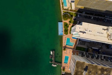 Miami Sahili 'nin deniz kıyısındaki evlerinin üzerinde insansız hava aracı fotoğrafı.
