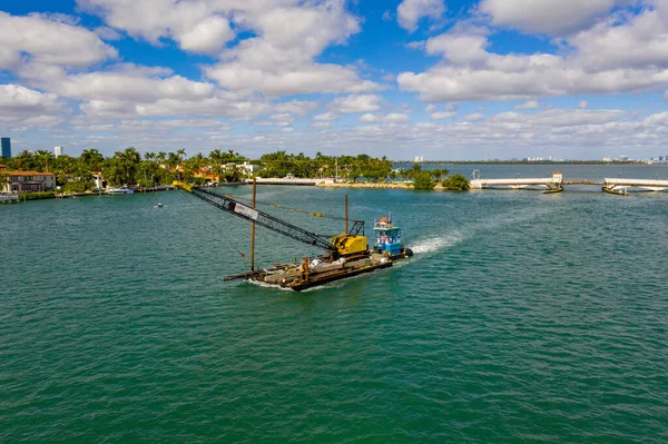 Atlantic Miami Boat Lift Barge Crane — 스톡 사진