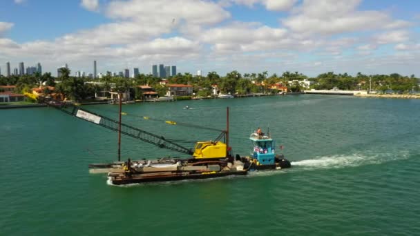 Miami Eua Dezembro 2020 Barcaça Carregando Guindaste Seawall Reparação Equipamentos — Vídeo de Stock