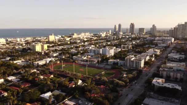 Flamingo Park Miami Beach Aerial Flyover Tilt — стоковое видео