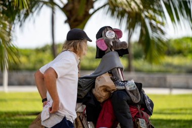 Miami Plajı, FL, ABD - 7 Aralık 2020: Miami Plajı 'ndaki evsiz kişinin eşyaları. 