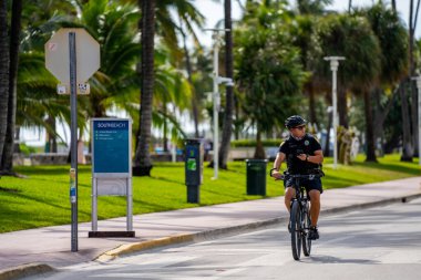 Miami Beach, FL, ABD - 7 Aralık 2020: Bisiklet süren Miami Beach polis memuru