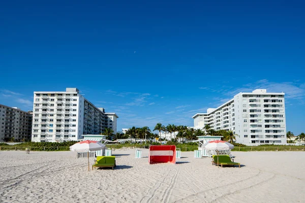 Miami Beach Hotel Lounge Umbrellas Tourists — Stock Photo, Image