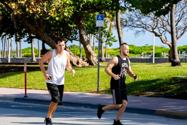 Miami Beach Eua Dezembro 2020 Dois Homens Correndo Ocean Drive — Fotografia de Stock