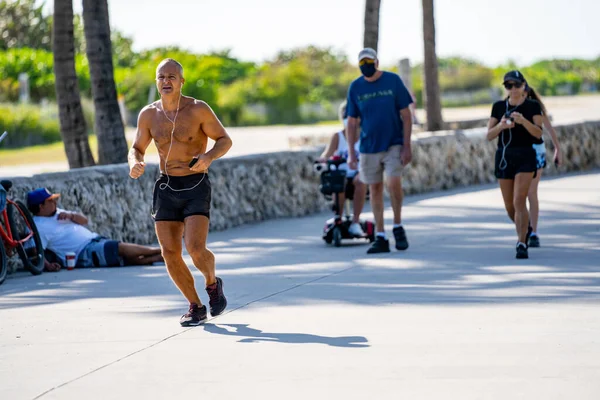 Miami Beach Usa Grudnia 2020 Zdrowy Dojrzały Mężczyzna Biegający Miami — Zdjęcie stockowe