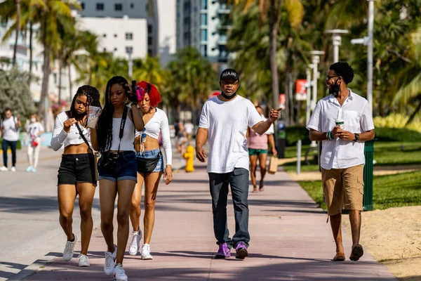 Miami Beach Usa Grudnia 2020 Fotografia Uliczna Młodych Turystów Miami — Zdjęcie stockowe