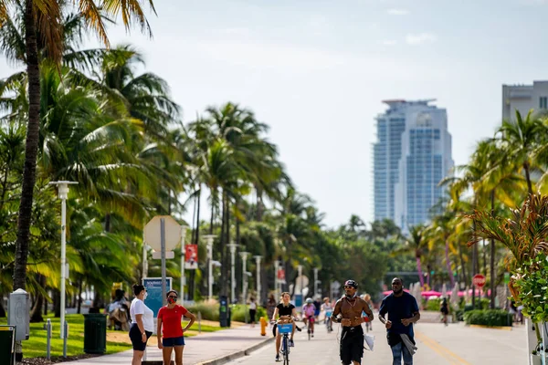 美国佛罗里达州迈阿密海滩 2020年12月7日 迈阿密海滩街道摄影男子跑步和棕榈树 — 图库照片