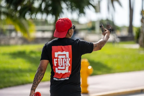 Miami Beach Usa December 2020 Young Man Taking Selfie Wearing — Stock Photo, Image