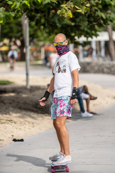 マイアミビーチ アメリカ 2020年12月7日 マイアミビーチのスケートボードに乗ってストリートフォトグラフィーの男 — ストック写真