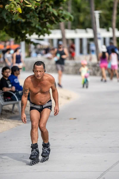 Miami Beach Usa December 2020 Gatufotografering Man Rollerblading Miami Beach — Stockfoto