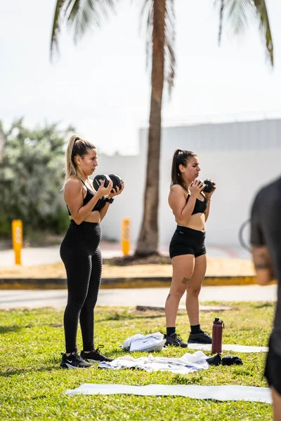 Miami Beach Usa Dicembre 2020 Donne Strada Che Sollevano Pesi — Foto Stock