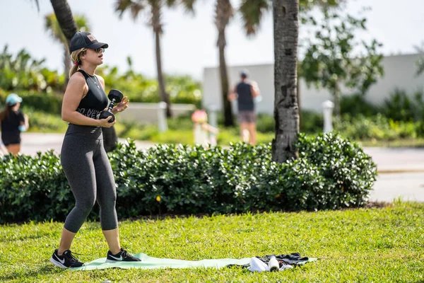 Miami Beach Estados Unidos Diciembre 2020 Mujer Sana Haciendo Ejercicio —  Fotos de Stock