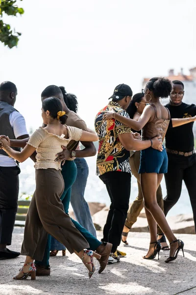 Miami Beach Estados Unidos Diciembre 2020 Parejas Fotografía Callejera Bailando —  Fotos de Stock