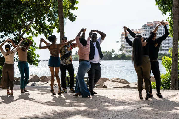 Miami Beach Usa December 2020 Gatufotografering Par Som Dansar Parken — Stockfoto