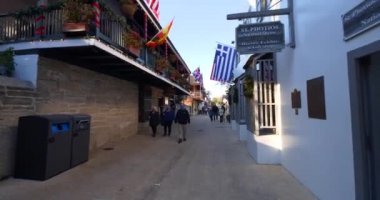 St. Augustine turizm şehri Florida 'yı ziyaret ederken maske takan insanlar.