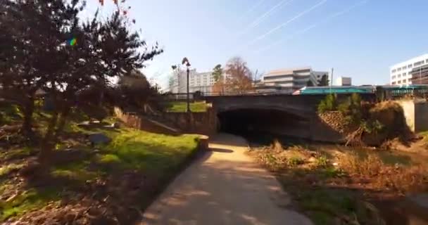 Caminho Bicicleta Que Leva Sob Uma Ponte Charlotte Sugar Creek — Vídeo de Stock