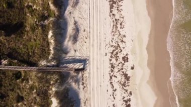 Sahile giden yol Florida 'daki kum tepelerinin üzerinden geçiyor.