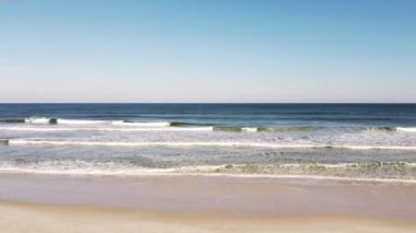 Dalgalar Florida sahil şeridinde bir sahile çarpıyor.