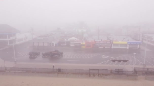 空中ビデオ霧の多い冬のシーンコロナウイルスCovid 19パンデミックの間のハンプトンビーチニューハンプシャー州 — ストック動画