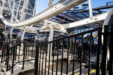 Mavi gökyüzü şehrinde Skyview Atlanta dönme dolabı