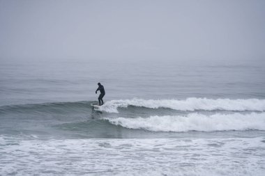 New Hampshire 'da sörf yapan adam.
