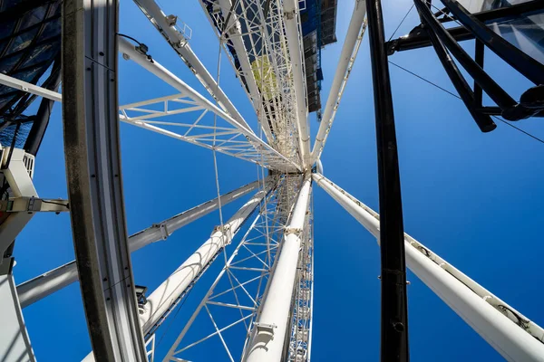 Roue Ferris Industrielle Métal Blanc Sur Ciel Bleu — Photo