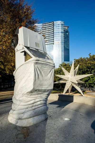 Atlanta Carro Saco Escultura Céu Azul — Fotografia de Stock