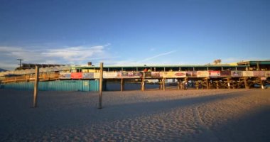 Cocoa Beach, FL, ABD - 26 Aralık 2020: Cocoa Beach Pier FL USA video klibi reklamları