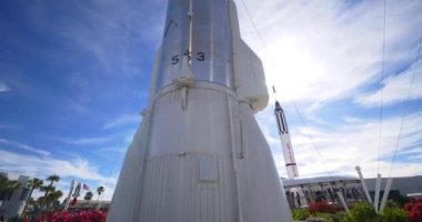 Merritt Adası, FL, ABD - 26 Aralık 2020: Kennedy Uzay Merkezi Florida ABD 'de uzay roketleri sergileniyor