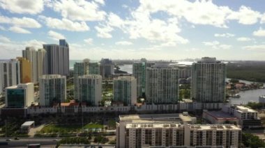 Miami Dade FL 'in apartmanlı havadan çekilmiş yan görüntüleri.