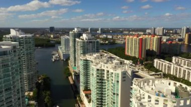 Geceleri parkta çeşme görüntüsü