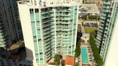 Hava görüntüleri St Tropez Condominium Sunny Isles Beach FL 'i gösteriyor.