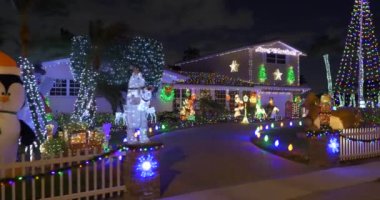 Binlerce ışıklandırması olan sıra dışı Noel süsleme evi
