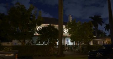 Barış işareti ve tatil ışıkları olan bir ev.