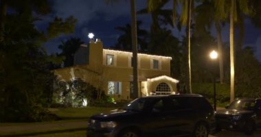 Tatil ışıklarıyla video evine git.