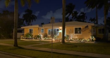 Güney Florida 'da Noel süsleri olan bir gece videosu.