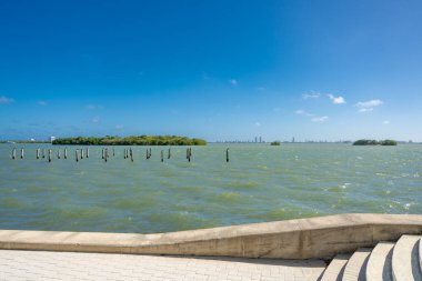 Nehir kıyısındaki iskelenin manzarası