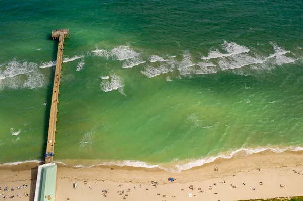 Αεροφωτογραφία Προβλήτα Και Κύματα Συντρίβεται Στην Ακτή Του Ωκεανού Τους — Φωτογραφία Αρχείου
