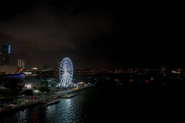 迈阿密的夜空全景在海湾市场的摩天轮在水中反射 — 图库照片