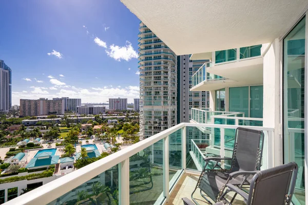 Wohnung Eigentumswohnung Wohnung Balkon Mit Blick Auf Küstengebäude Schöne Szene — Stockfoto