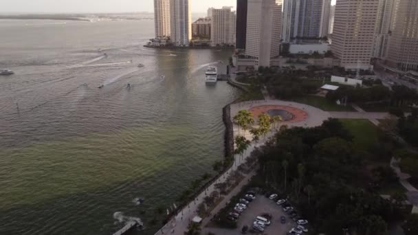 Barcos Dirigiéndose Las Imágenes Aéreas Aviones Tripulados Del Río Miami — Vídeos de Stock