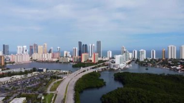 Yavaş çekim, güneşli adalar Florida plajı ABD kıyı içi su yolu manzarası