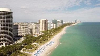 Bal Harbour Miami Plajı 'nın havadan çekilmiş videosu.