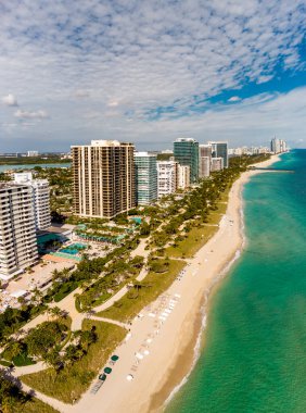 Miami Beach Bal Harbour 'daki hava dikey panorama ABD sahil kıyısı gayrimenkul konutları