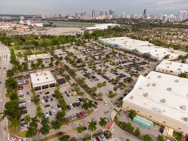 Centro Commerciale Con Parcheggio Completo — Foto Stock