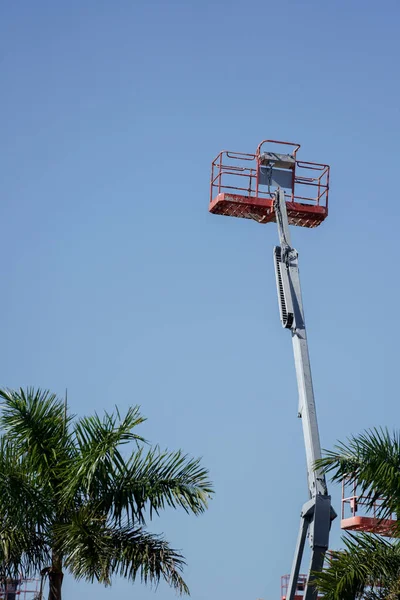 Foto Articulando Boom Lift Céu Azul Com Palmeiras — Fotografia de Stock