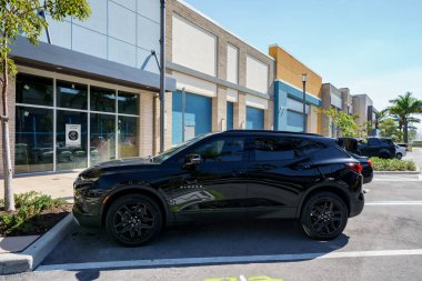 Dania Beach, FL, ABD - 9 Ocak 2021 Siyah Chevy Blazer SUV Bir otoparkta