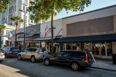 Fort Lauderdale, FL, ABD - 9 Ocak 2021: Fort Lauderdale FL ABD şehir merkezindeki Las Olas alışveriş bölgesindeki mağazalar