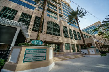 Fort Lauderdale, FL, ABD - 9 Ocak 2021: Las Olas Merkez İş Binası giriş tabelasıyla ön manzara