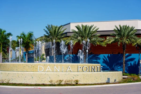 美国佛罗里达州Dania海滩 2021年1月9日 美国佛罗里达州Dania Pointe入口喷泉的照片 — 图库照片